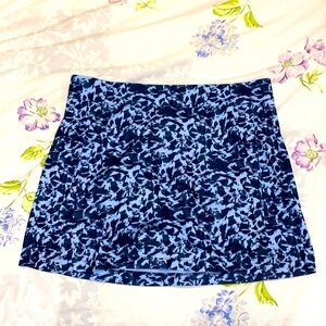 J.LINDEBERG WOMENS AMELIE MID GOLF SKIRT - CAMO BLUE